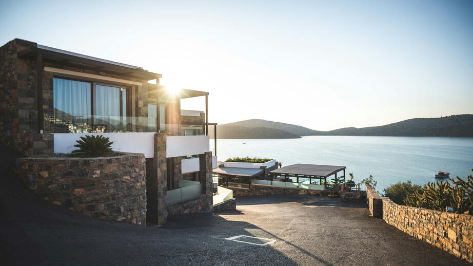 At Makingmoveswithmonique.com, we go beyond borders to help you find home and opportunity anywhere in the world. Whether you're investing in property, relocating abroad, or looking for trusted lifestyle and business solutions across borders, our team deliv